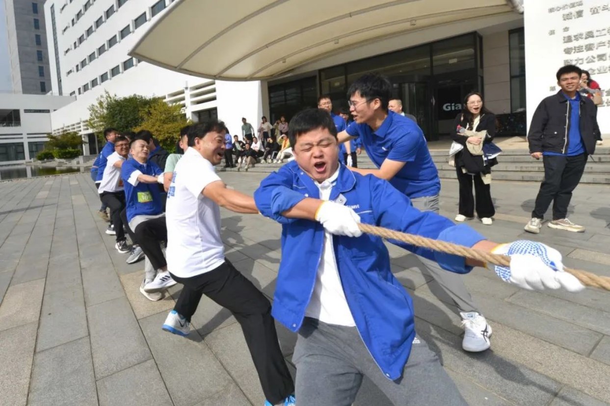 垂直攀登 巔峰之戰(zhàn)——巨龍電梯試驗(yàn)塔登高跑開(kāi)賽